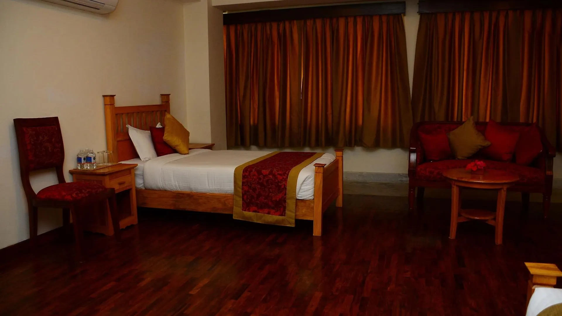 Hotel Holy Himalaya Катманду