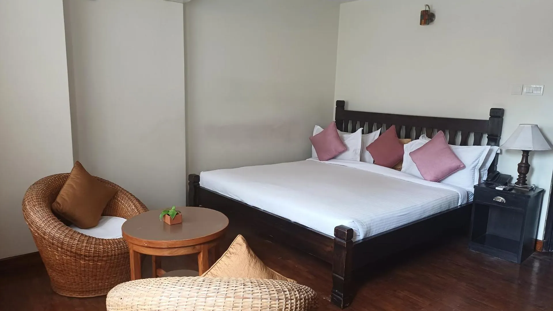 Hotel Holy Himalaya Катманду